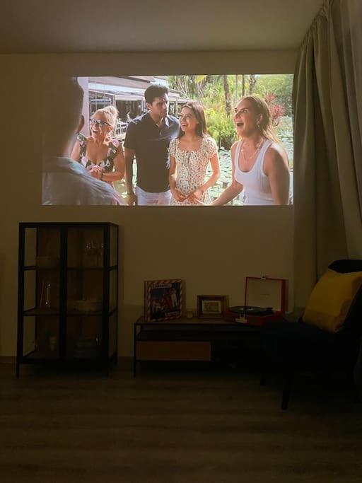 Апартаменты Zene Lux Vinyl Record Player & Projector Будапешт