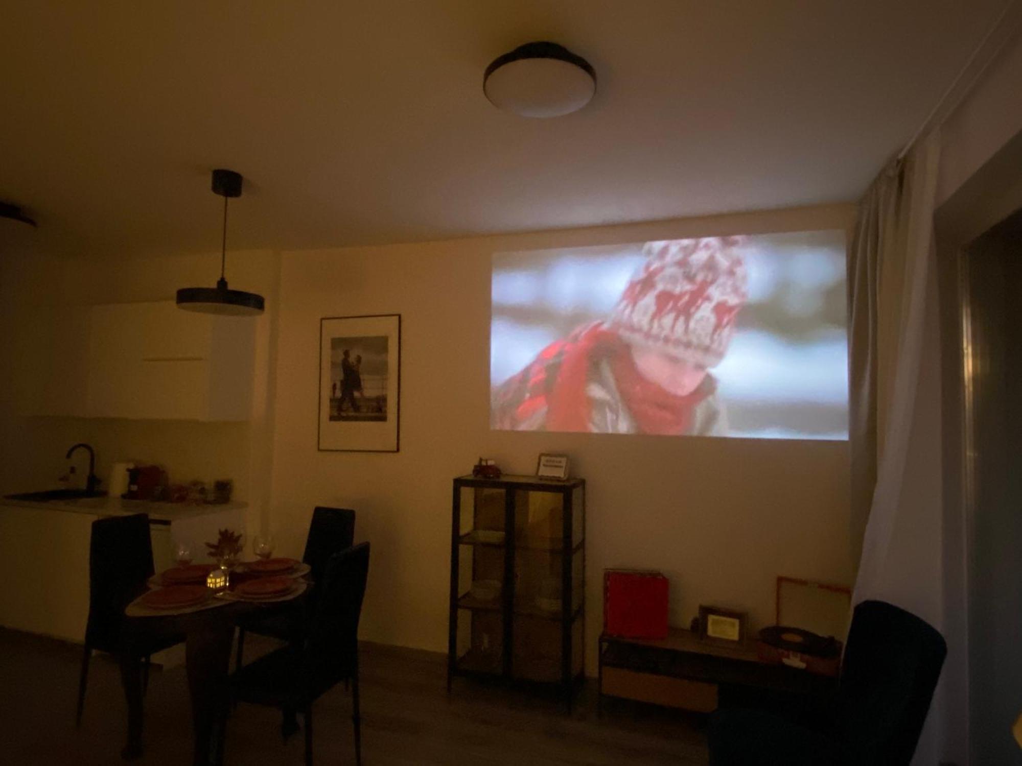 Zene Lux Vinyl Record Player & Projector Будапешт