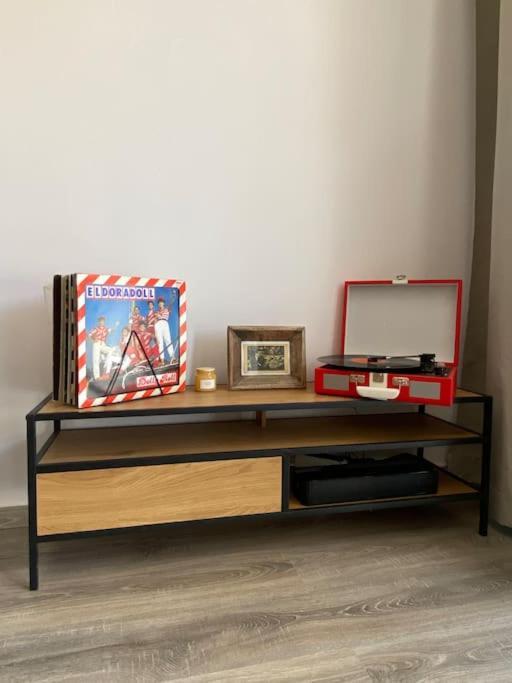 Apartmán Zene Lux Vinyl Record Player & Projector *